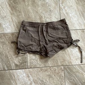 Pan & Gela Shorts (army green)